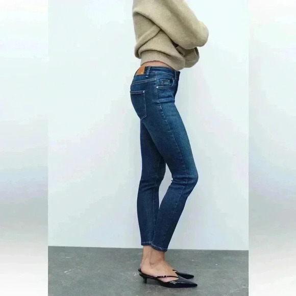 NWT ZARA • Mid Rise Dark Wash The Skinny Jean Sz 6 - Picture 3 of 9